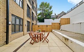 Stylish 2 Bed Apartment With Patio